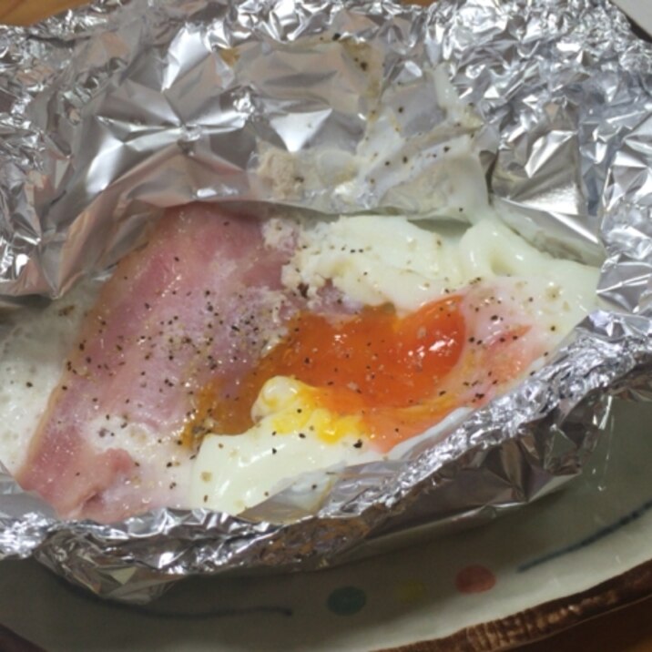卵とベーコンのホイル焼き